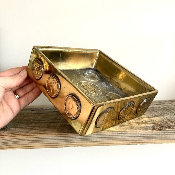 Cast brass military insignias ashtray - Picture 1 of 6